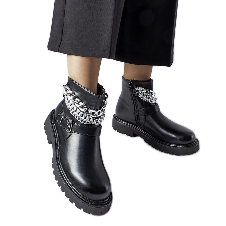 Botines negros con cadenas decorativas de Mezzavia