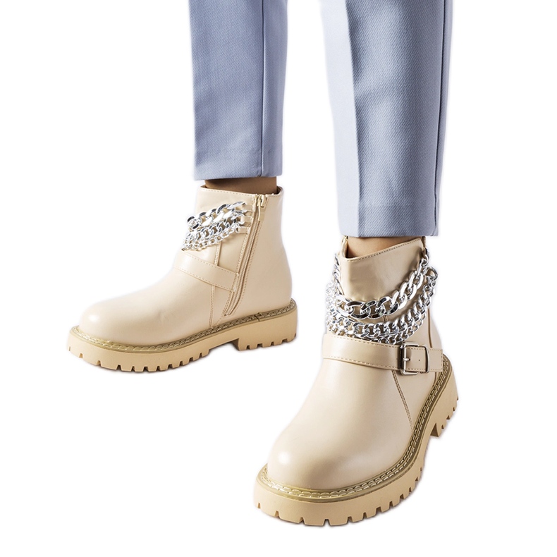 Botines beige con cadenas decorativas de Mezzavia