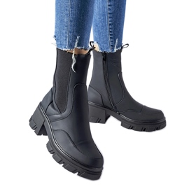Botines negros con suela masiva de Mafalda.