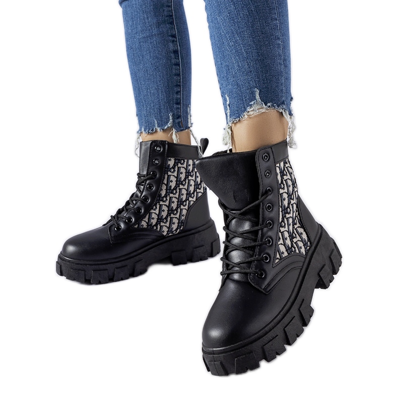 Botines negros con inscripciones decorativas Madelene. Botines negros con inscripciones decorativas Madelene.