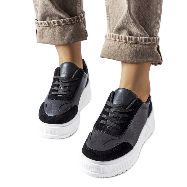 Zapatillas negras sobre plataforma gruesa Seluci. negro