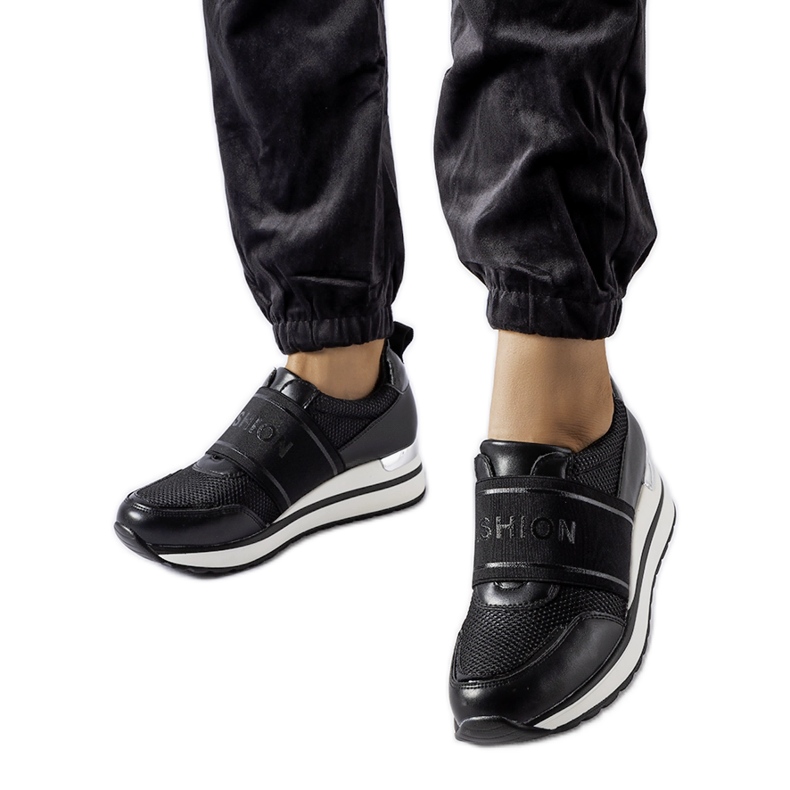 Zapatillas negras con decoración Andre plateada. negro