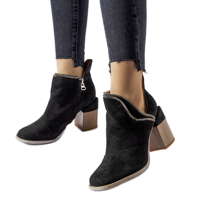 Botines negros con tacón Odo decorativo.