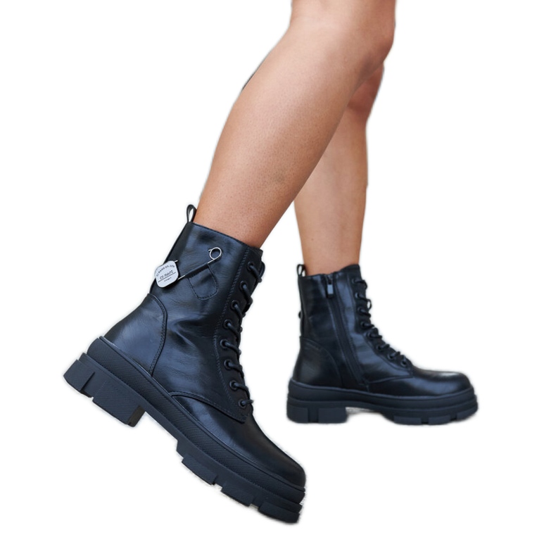Inna Botas aislantes negras con imperdible Saavedra negro