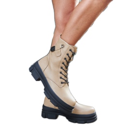 Inna Botas aislantes beige con imperdible de Saavedra Inna Botas aislantes beige con imperdible de Saavedra