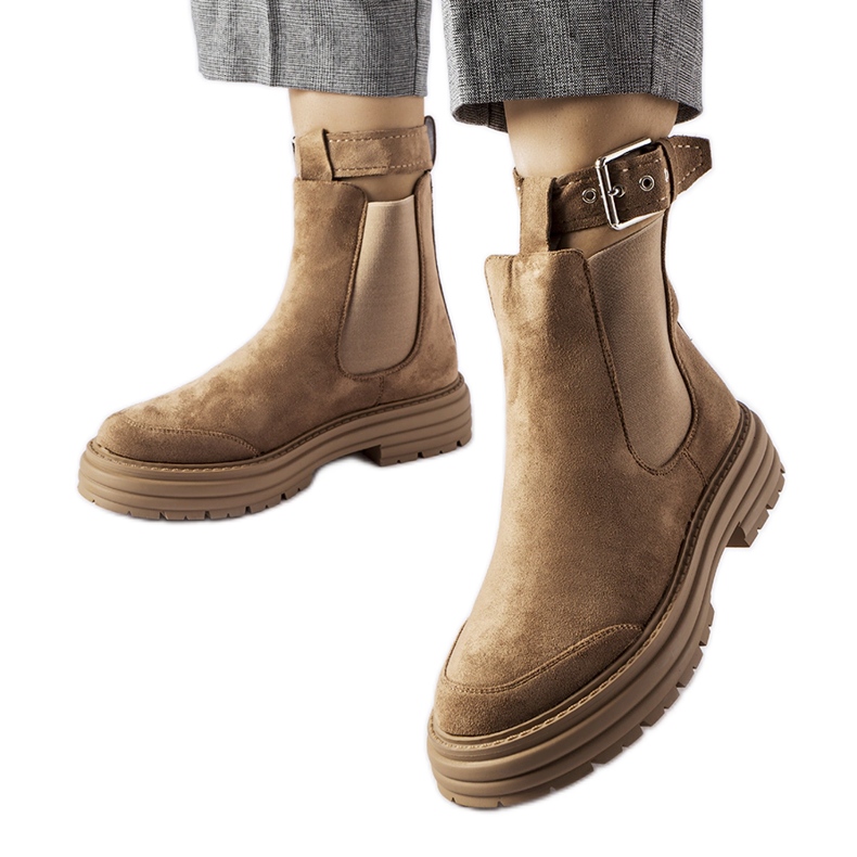 Botines marrones con cierre decorativo de Abela beige