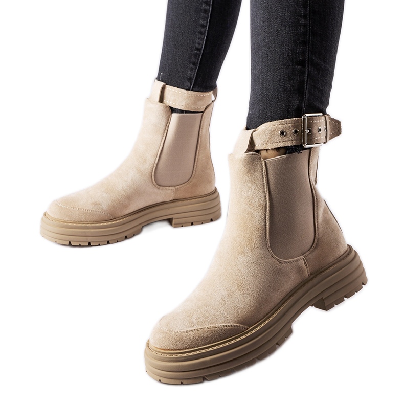 Botines beige con cierre decorativo de Abela