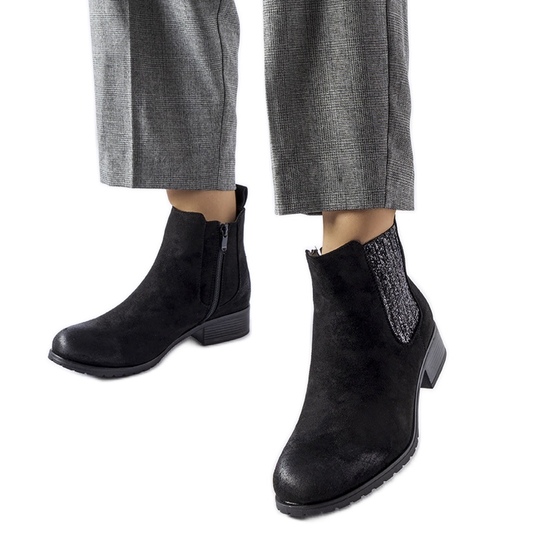 Botines planos negros con aplicación decorativa de Arnoux Botines planos negros con aplicación decorativa de Arnoux