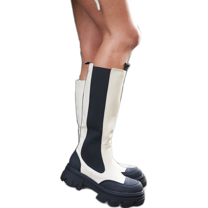 Botas macizas beige con pisada de Barrios