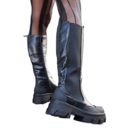 Botas macizas negras con pisada de Barrios. negro
