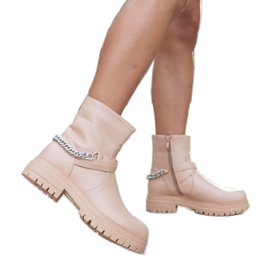 Botines beige con cadena decorativa de Edelio Botines beige con cadena decorativa de Edelio