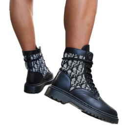 Botas negras decoradas con un monograma. negro