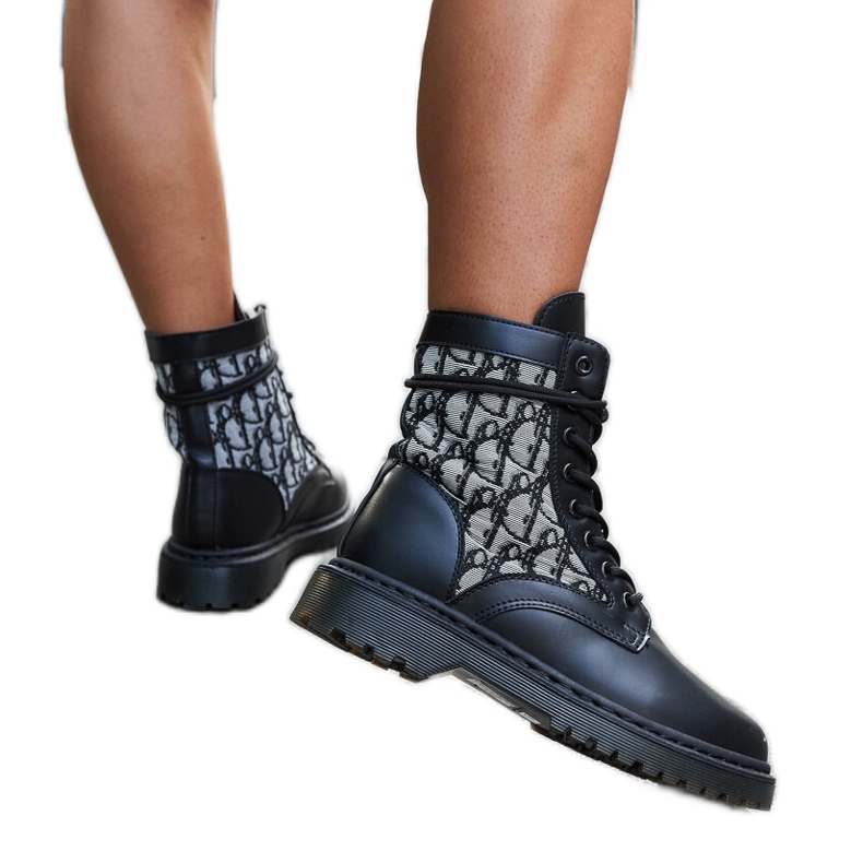 Botas negras decoradas con un monograma. negro