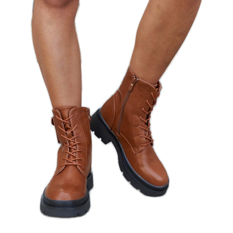 Botas marrones con plataforma Ugo. marrón