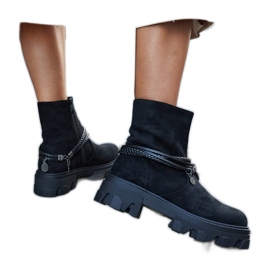 Botines negros con pulsera decorativa.