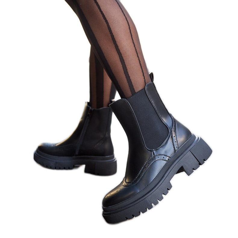 Botines negros decorados con costuras Castella.