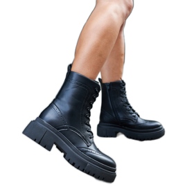 Botas negras decoradas con costuras Nicla. negro