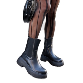 Botas aislantes negras en la plataforma. negro