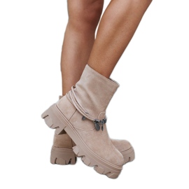 Botines beige con pulsera decorativa de Geraldo