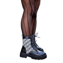 Botines negros con inscripciones decorativas de Cisneros.