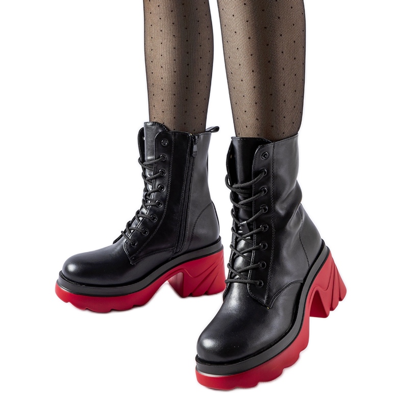 Zapatos aislantes negros con tacón rojo Costo