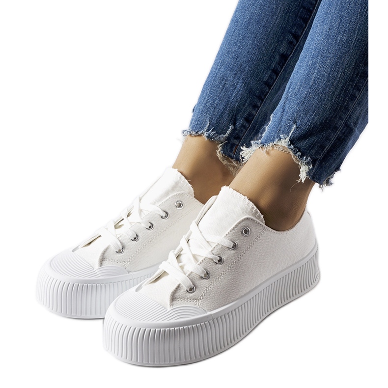 Zapatillas blancas sobre plataforma gruesa Fortunata. blanco