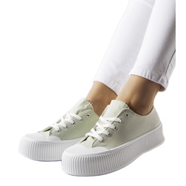 Zapatillas verdes sobre plataforma gruesa Fortunata. Zapatillas verdes sobre plataforma gruesa Fortunata.