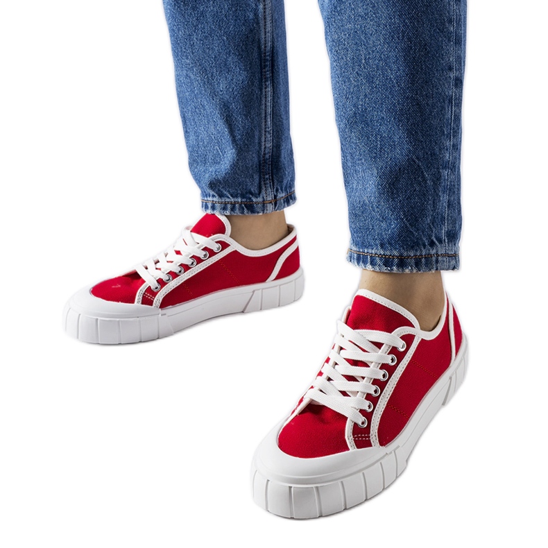 Zapatillas rojas sobre plataforma gruesa Egidio. rojo