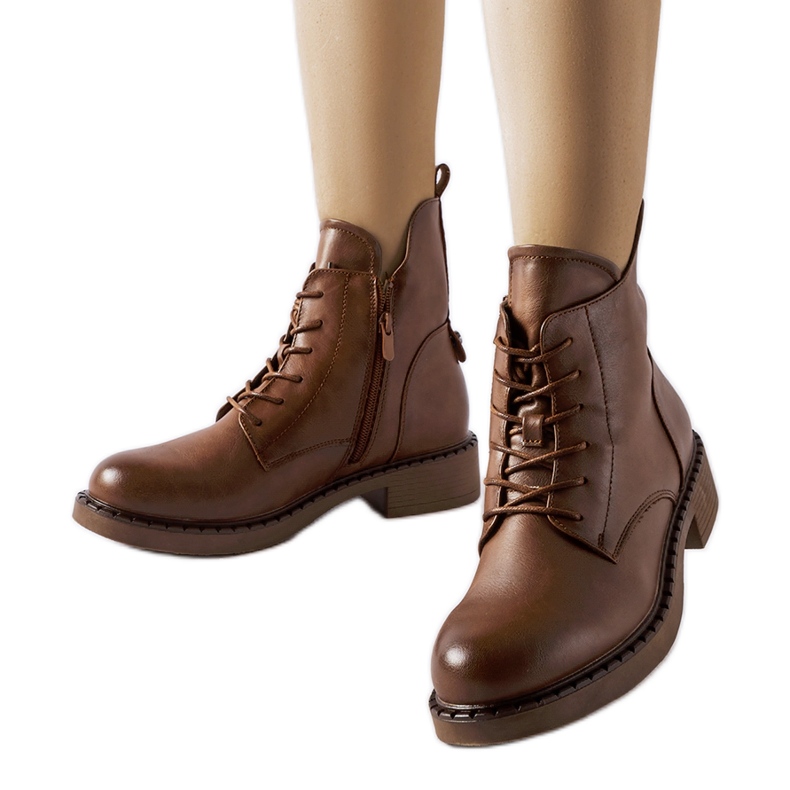 Botas planas asimétricas marrones de Solza marrón Botas planas asimétricas marrones de Solza marrón