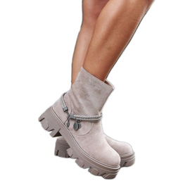 Botines beige con pulsera decorativa.