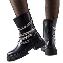 Botines negros con cadenas decorativas Bacco.