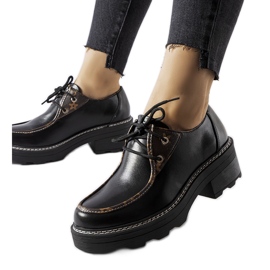 Zapatos bajos negros con un enorme tacón de Fondachetto.