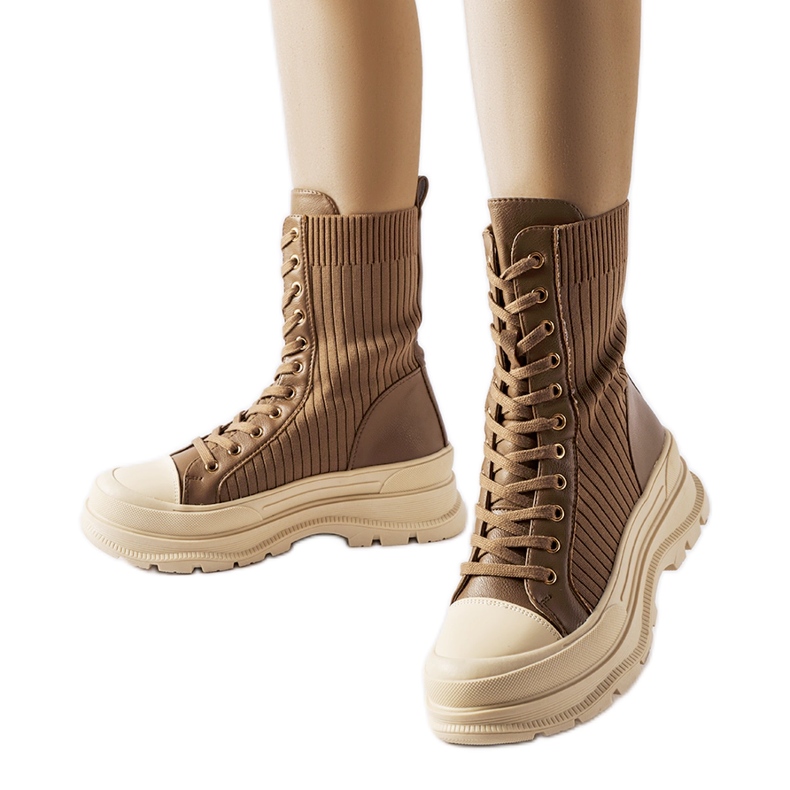 Calcetines marrones con suela gruesa de Vitto. marrón