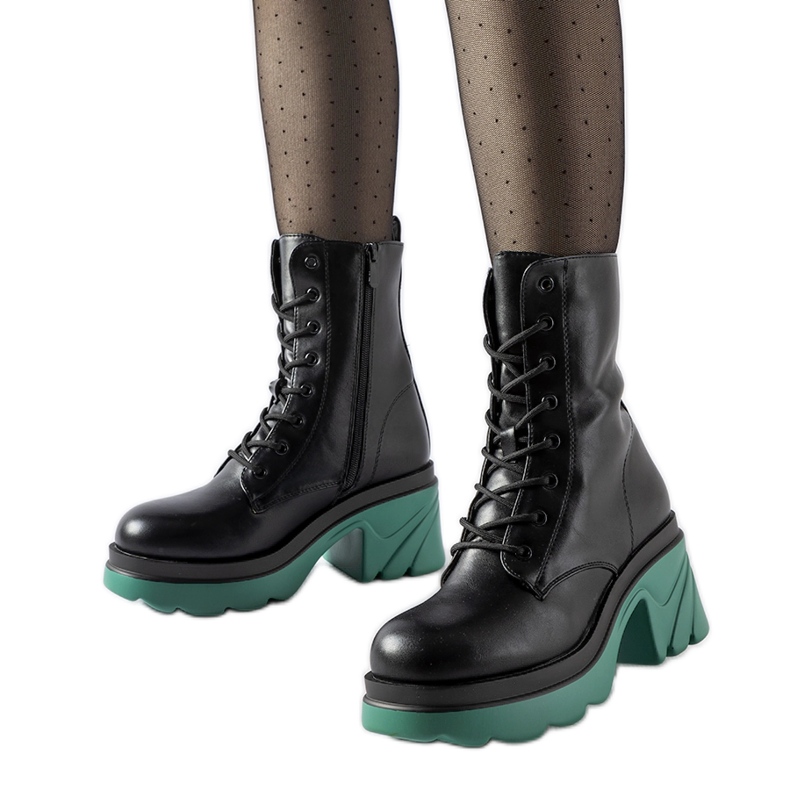 Trabajadores aislados negros en un poste náutico de Costa Trabajadores aislados negros en un poste náutico de Costa