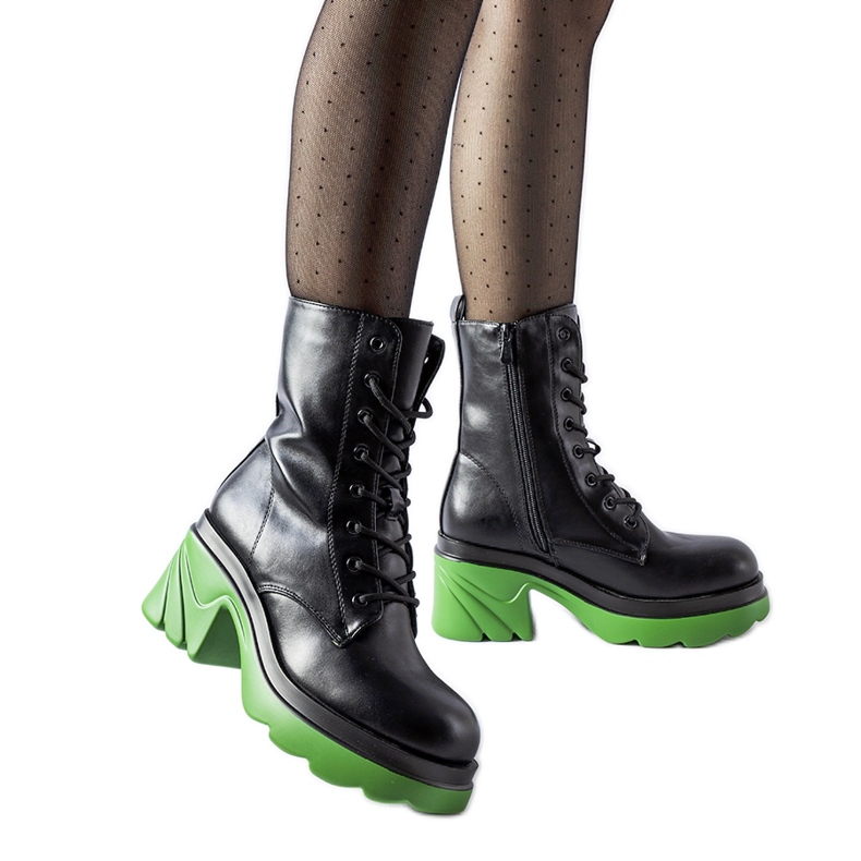 Zapatos aislantes negros con tacón Cost verde.