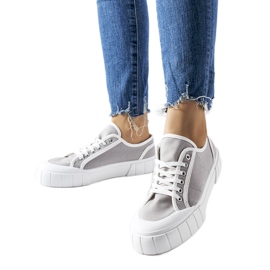 Zapatillas grises sobre plataforma gruesa Egidio. Zapatillas grises sobre plataforma gruesa Egidio.