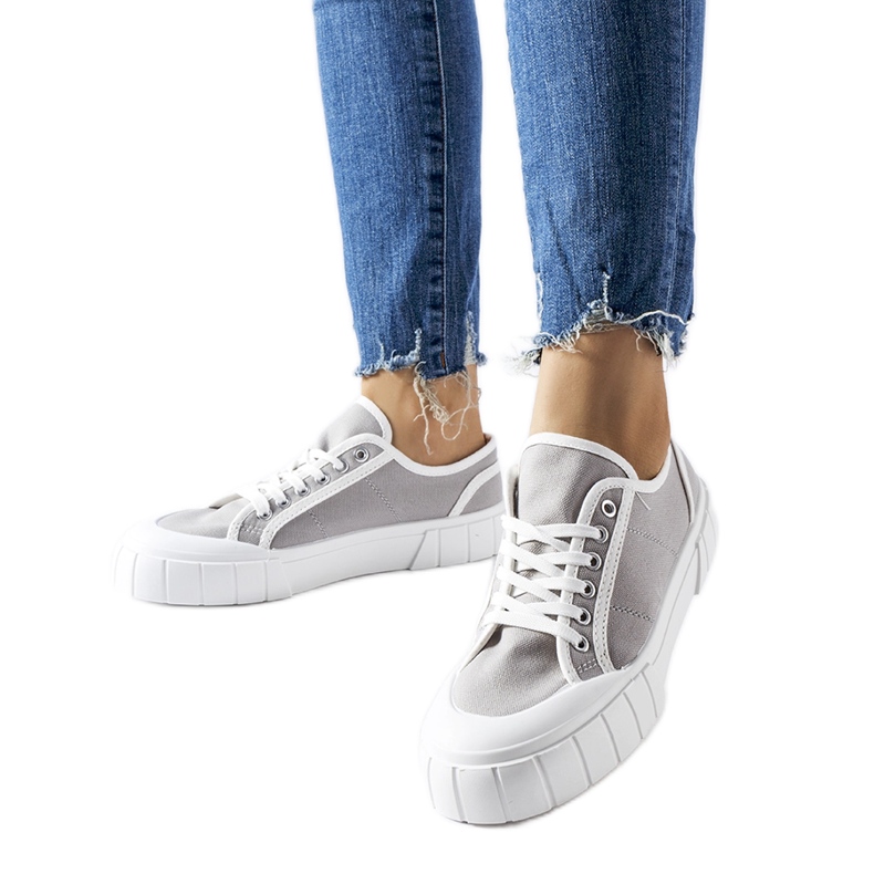 Zapatillas grises sobre plataforma gruesa Egidio.