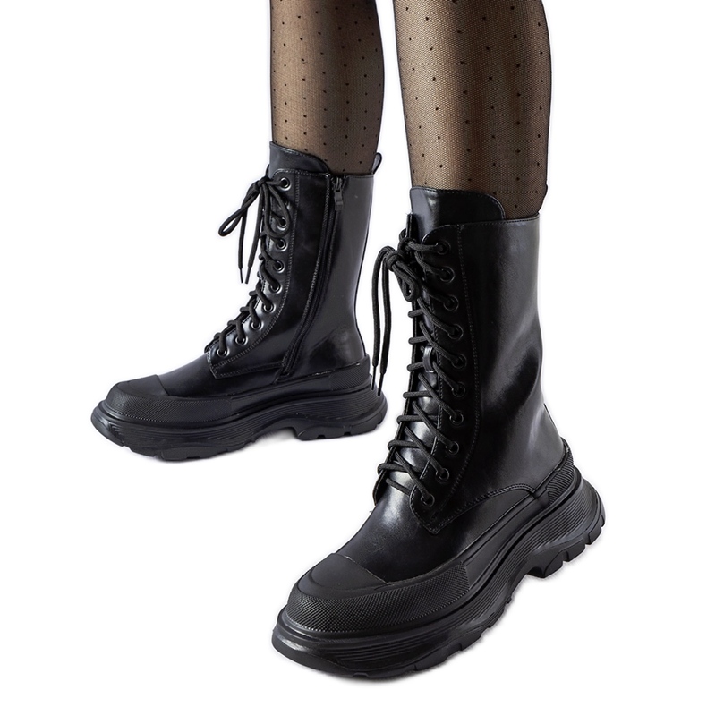 Zapatos de trabajo negros con suela gruesa de Crosia negra.