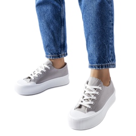 Zapatillas grises sobre plataforma gruesa Fortunata. Zapatillas grises sobre plataforma gruesa Fortunata.