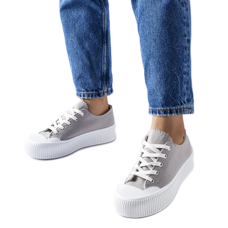 Zapatillas grises sobre plataforma gruesa Fortunata.
