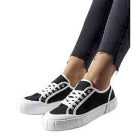 Zapatillas negras sobre plataforma gruesa Egidio. negro