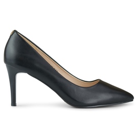 Tacones altos clásicos negros de mujer hechos de cuero ecológico.