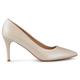 Tacones bajos de mujer en polvo. beige