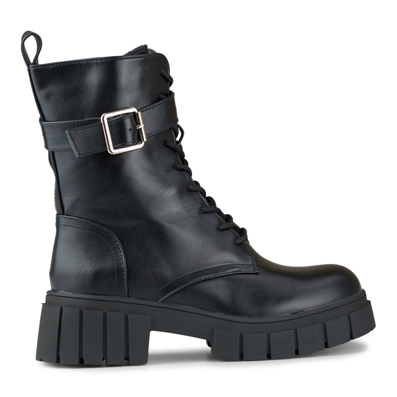 Zapatos negros elegantes para trabajadoras con suela gruesa.