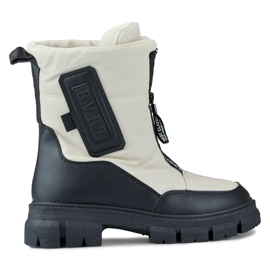 Botas de nieve de mujer beige con suela negra.