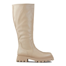 Botas beige con empeine ancho.