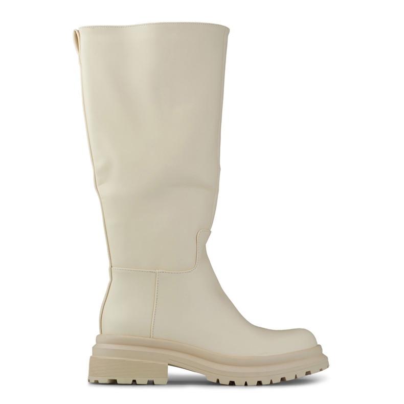 Botas beige con parte superior ancha de cuero ecológico.