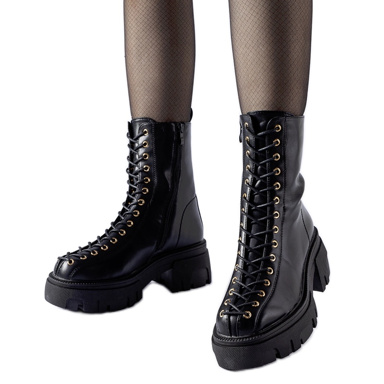 Botas aislantes negras decoradas con ribetes de Amla. negro Botas aislantes negras decoradas con ribetes de Amla. negro