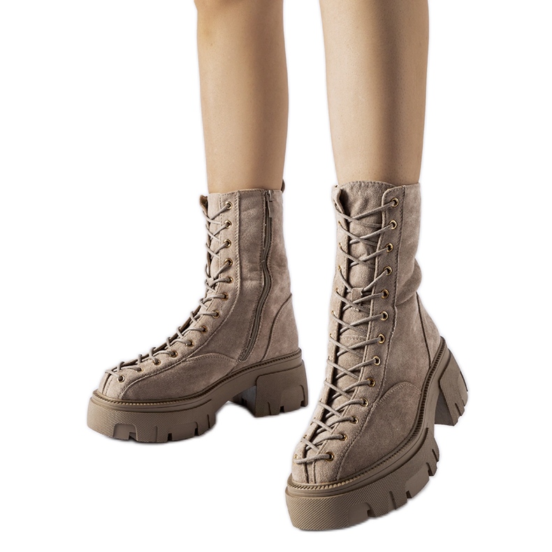 Botas marrones decoradas con ribetes Amol. marrón