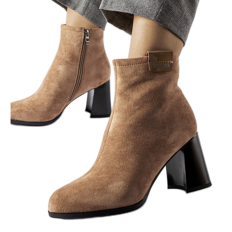 Botines beige elegantes de Serbadone